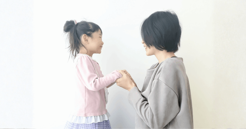 子どもの歯並びについて歯科医に相談する保護者のイメージ