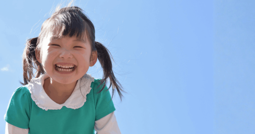 子どもの口呼吸や噛み方など歯並びのチェックポイントを確認するイメージ