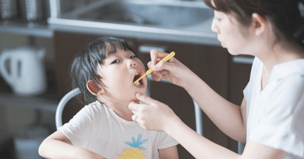 歯科医師が発達障害の子どもの歯みがきについてやさしくアドバイスしているイメージ