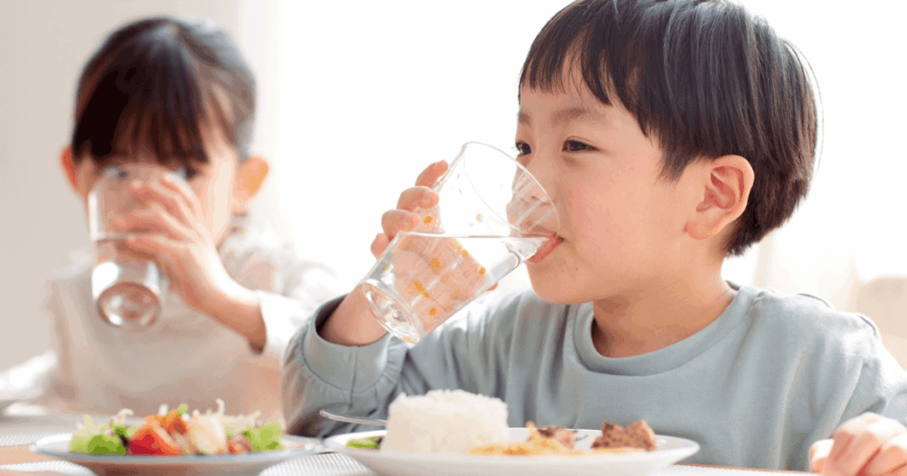 食事をする子ども